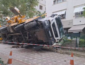 Kadıköy’de inşaat vinci devrilip 11 katlı binaya çarptı! Cadde trafiğe kapatıldı