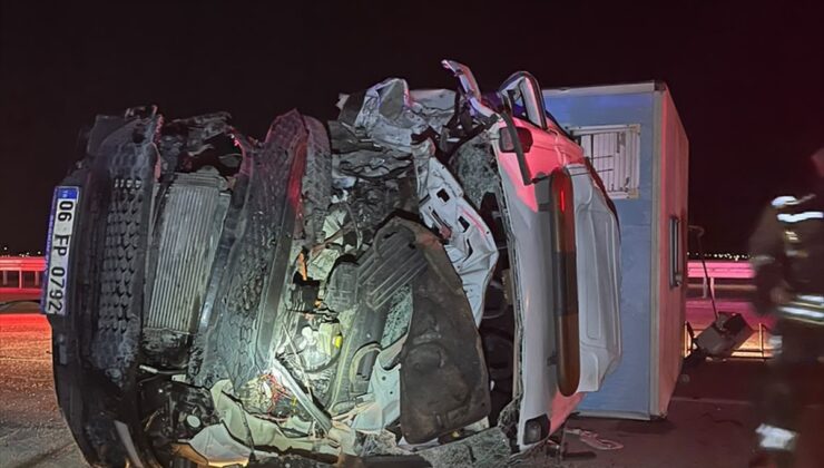 Kahramankazan-Ankara yolunda kamyonet iş makinesiyle çarpıştı, 3 kişi yaralandı