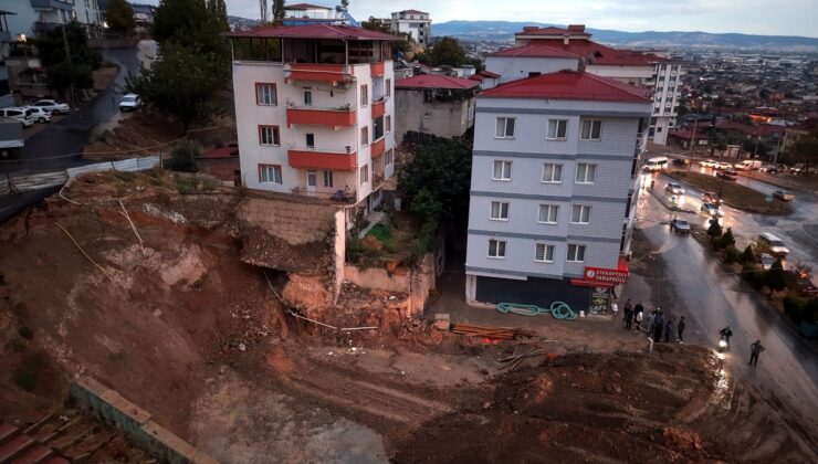 Kahramanmaraş’ta temel kazısında toprak kaydı, 2 bina boşaltıldı! Sakinlerden tepki: Biz öldükten sonra mı bakacaklar?