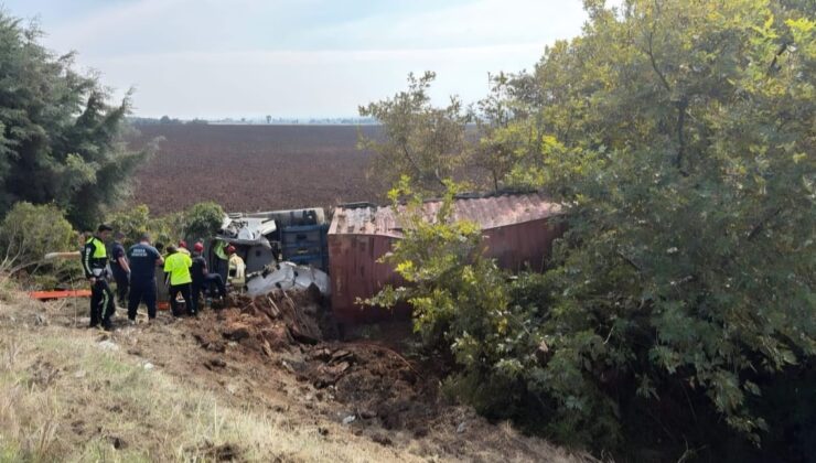 Karacabey’de kontrolden çıkan TIR tarlaya uçtu, 61 yaşındaki sürücü yaralandı