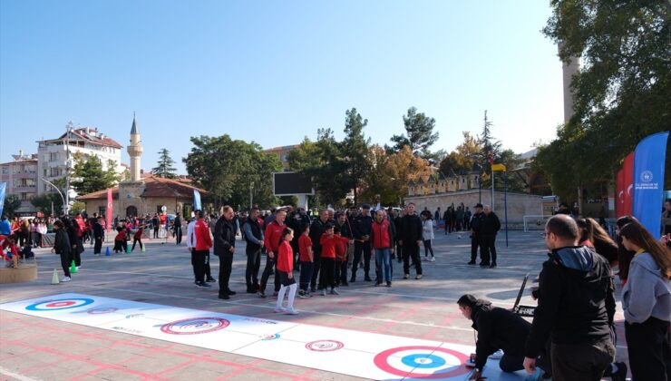 Karaman’da Amatör Spor Haftası etkinliğinde protokol ve öğrenciler meydana yürüdü