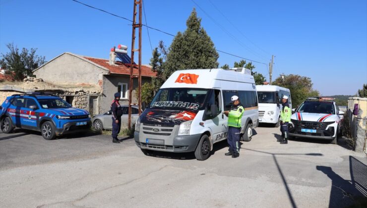 Karaman’da jandarma okul çevresi denetiminde 597 servis aracını sorguladı