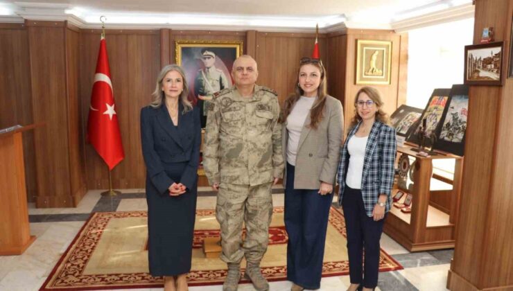 Kars Kızılay Şubesi, Jandarma Komutanı Coşkun’a hayırlı olsun ziyaretinde bulundu