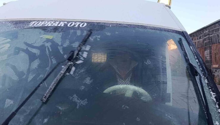 Kars’ta eksi 6 derecede park halindeki araçların camları buz tuttu
