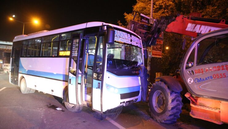 Kars’ta kontrolden çıkan halk otobüsü karşı şeride geçerek iş makinesine çarptı