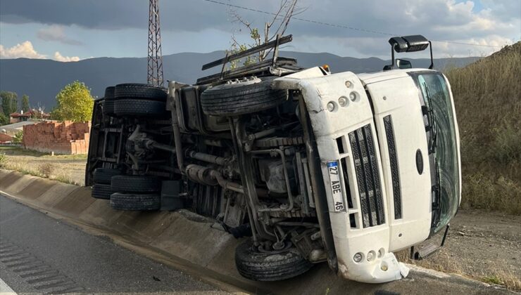 Kastamonu Tosya’da köprüden düşen ve devrilen kamyonlarda 4 kişi yaralandı