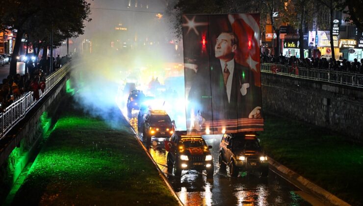 Kastamonu’da Cumhuriyet’in 103. yılı dolayısıyla fener alayı düzenlendi