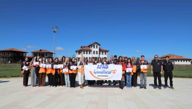 Kastamonu’da eğitimlerini tamamlayan 38 gönüllü destek AFAD gönüllüsü kimliği aldı