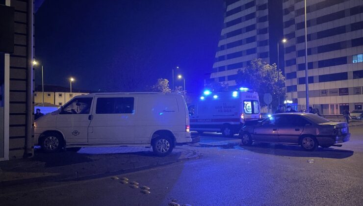 Kayseri Kocasinan’da otomobil ile minibüs çarpıştı, otomobildeki 2 kişi yaralandı