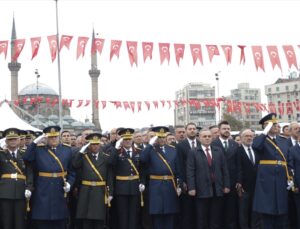 Kayseri ve çevre illerde Cumhuriyet’in 103. yılı dolayısıyla çelenk sunma töreni yapıldı