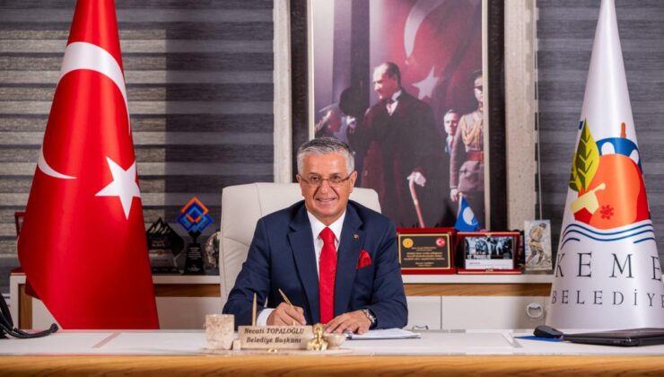 Kemer Belediye Başkanı Necati Topaloğlu, 8 meclis üyesiyle birlikte CHP’den istifa etti