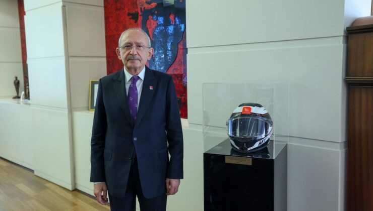 Kılıçdaroğlu, Pekeroğlu’nun kendisine emanet edilen kaskını makam odasına koydu