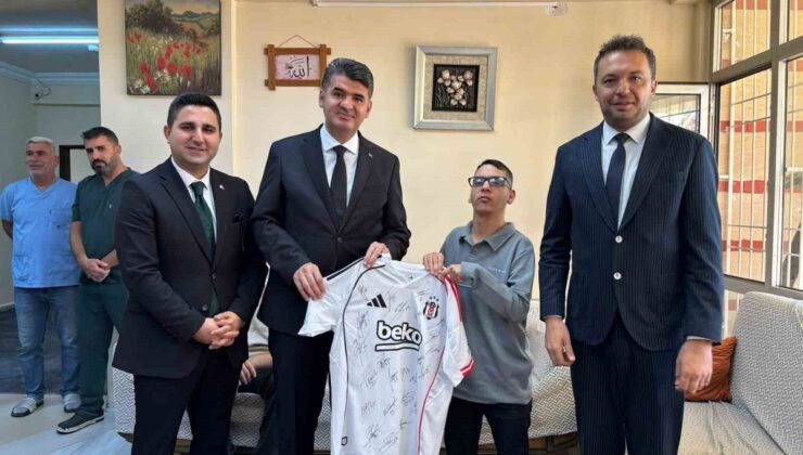 Kilis Valisi Kalaylı, Metin’e imzalı Beşiktaş forması hediye etti