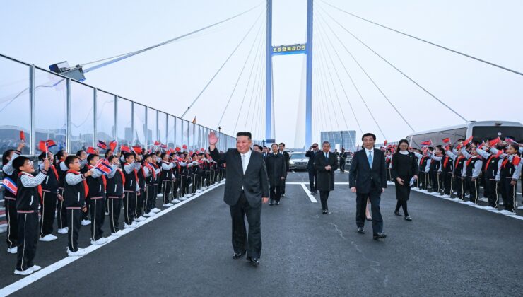 Kim Jong-un, Çin’in Dandong kentini Wang Huning’in eşliğinde ziyaret etti