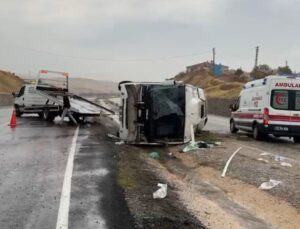 Kırıkkale-Kulu kara yolunda işçi servisi devrildi, 14 kişi yaralandı