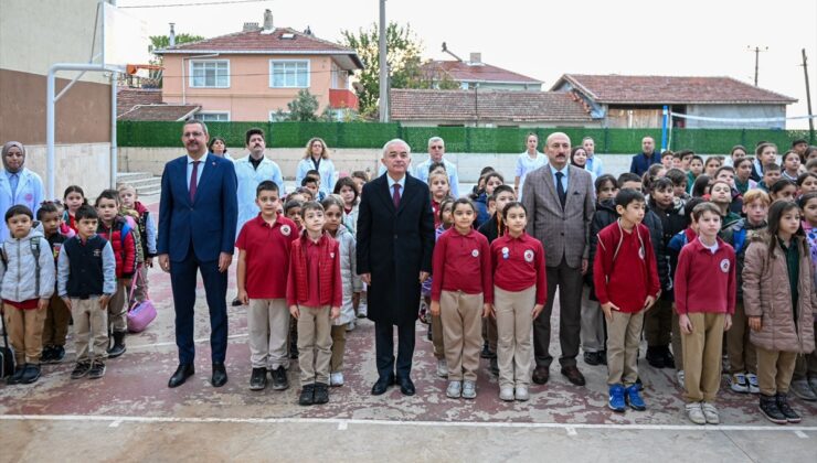 Kırklareli Valisi Turan, Kaynarca İlkokulunda bayrak törenine katıldı