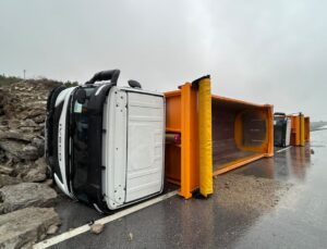Kocaeli Kandıra’da D-605’te ikinci heyelan 4 hafriyat kamyonuna hasar verdi