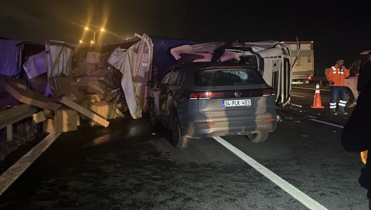 Kocaeli’de TEM Otoyolu’nda karşı şeride geçen TIR otomobile çarptı! Sürücü hayatını kaybetti, 2 yaralı