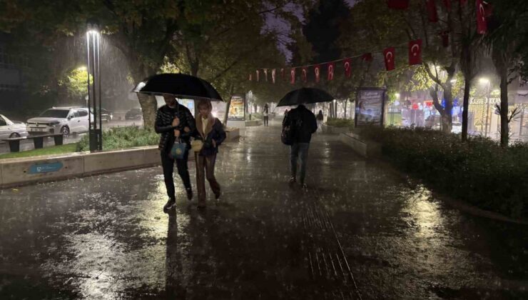 Kocaeli’de turuncu kodlu uyarıyla akşam sağanak etkili oldu, sokaklar boş kaldı
