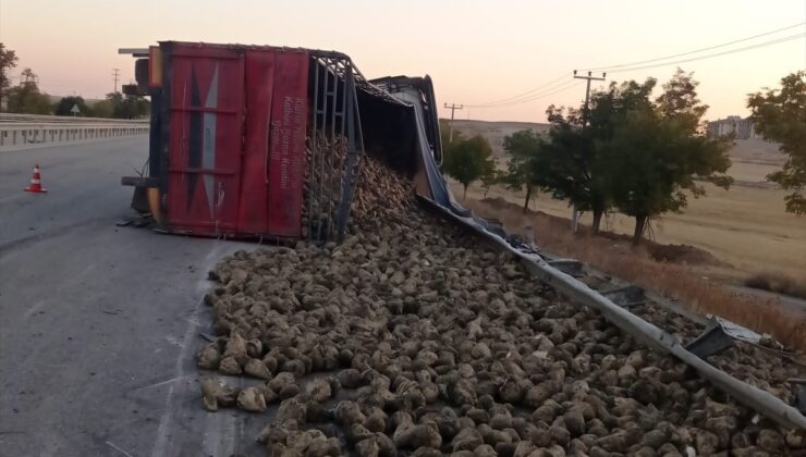 Konya Kulu’da pancar yüklü tır kontrolden çıkarak devrildi, sürücü yaralandı