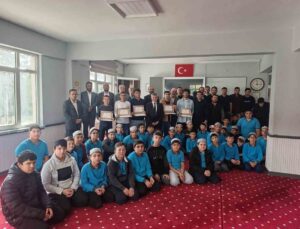 Korkuteli’nde hafızlığını tamamlayan 5 erkek hafız öğrenciye belgeleri verildi
