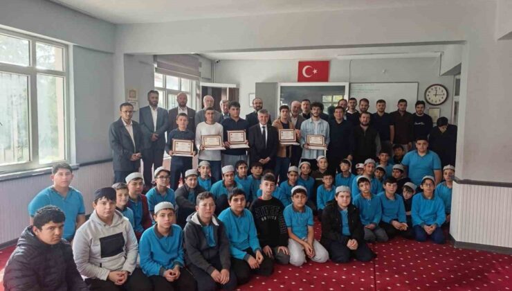 Korkuteli’nde hafızlığını tamamlayan 5 erkek hafız öğrenciye belgeleri verildi