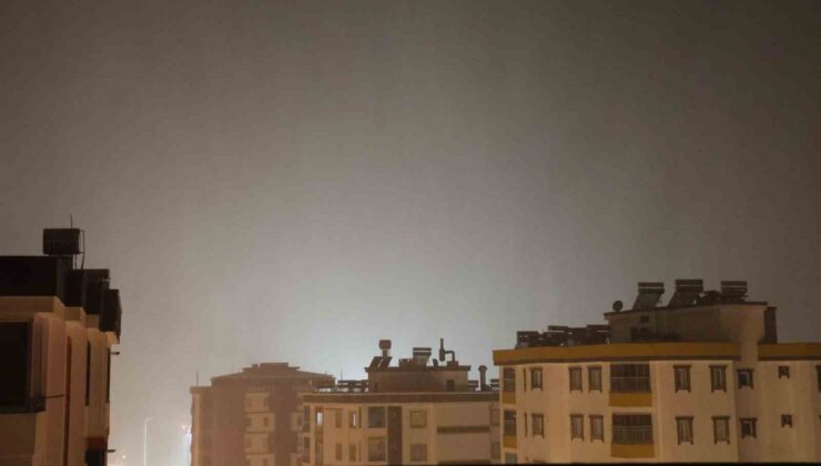 Kozan’da fırtına sırasında deprem de oldu! Yıldırım isabet eden binadan kopan betonlar otomobillere düştü