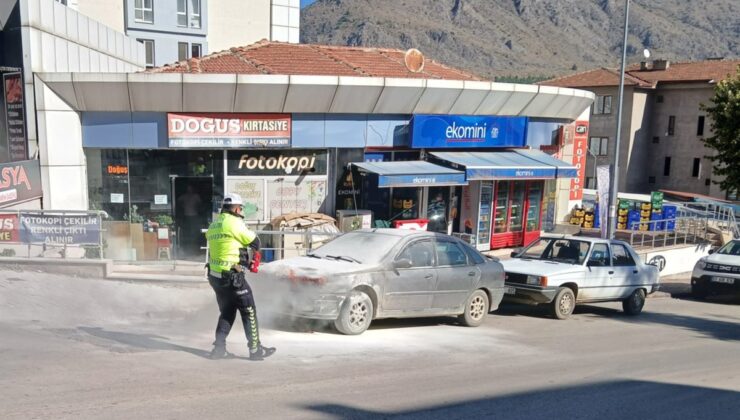 KPSS’ye giren gencin otomobili sınav sırasında alev aldı! Trafik polisleri tüple yetişti