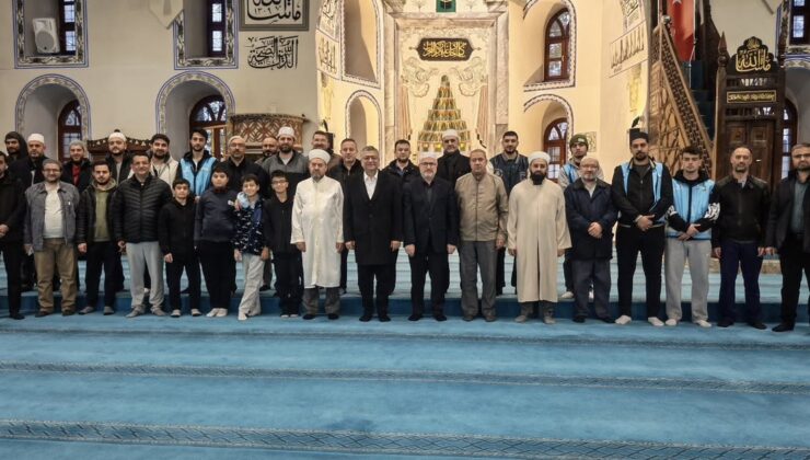Kütahya Ulu Camii’nde sabah namazı buluşmasında 81 İl 81 Hatim için dua edildi