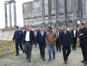 Kütahya Valisi Işın, Aizanoi’deki kazı alanını milletvekilleriyle gezdi