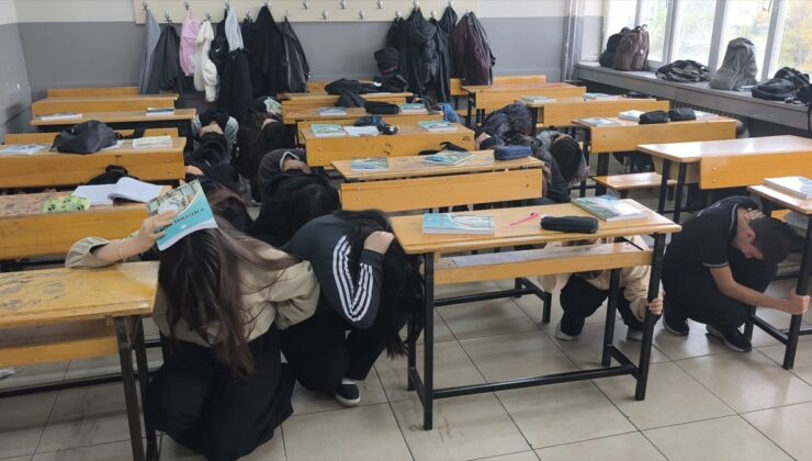 Kütahya’da deprem tatbikatında okulda mahsur kalan yaralılar kurtarıldı