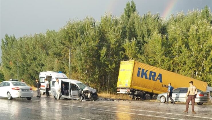 Malatya Doğanşehir’de hafif ticari araç ile tır çarpıştı, 4 kişi yaralandı