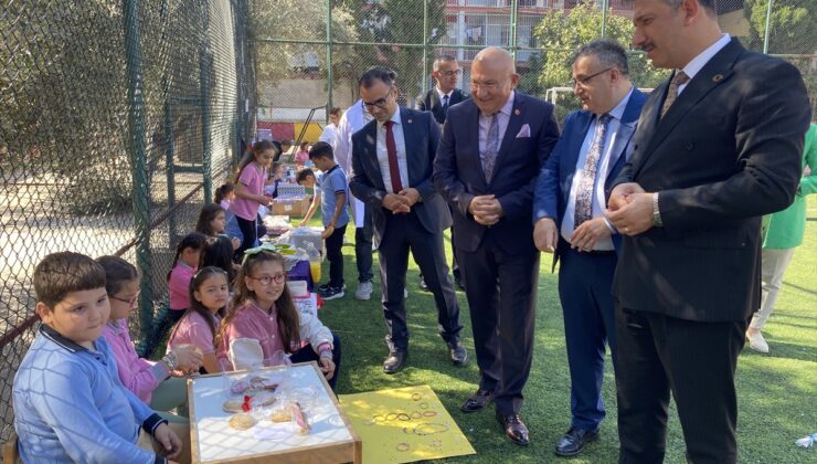 Manisa İl Milli Eğitim Müdürü, Alaşehir’de öğrencilerle mendil kapmaca oynadı