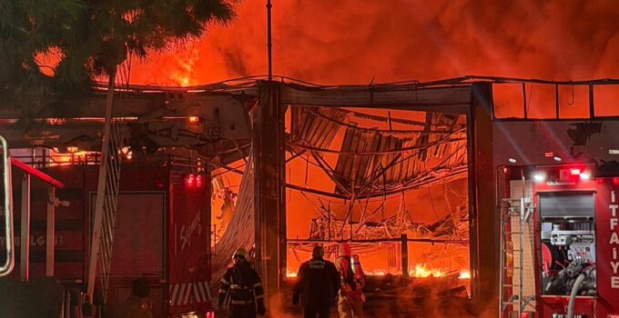 Manisa OSB’de akü fabrikasında büyük yangın