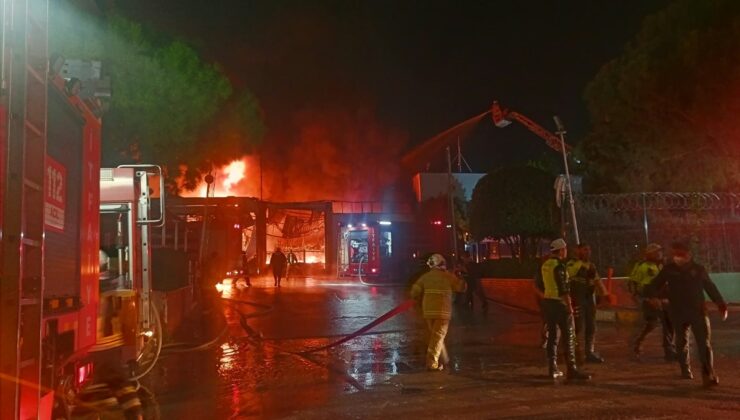 Manisa OSB’deki akü fabrikasında yangın çıktı, itfaiye müdahalesi sürüyor