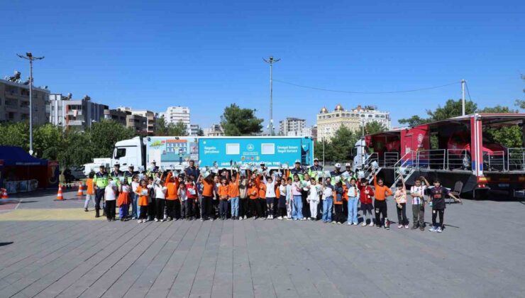 Mardin’de jandarma, çocuklara mobil araçla trafik eğitimi verdi