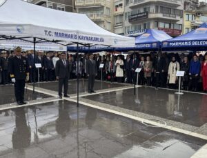 Marmaris’te 29 Ekim çelenk töreni Atatürk Meydanı’nda sağanak altında yapıldı