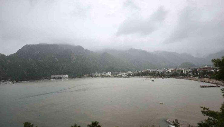 Marmaris’te sel suları İçmeler Sahili’nde denizi kahverengiye çevirdi