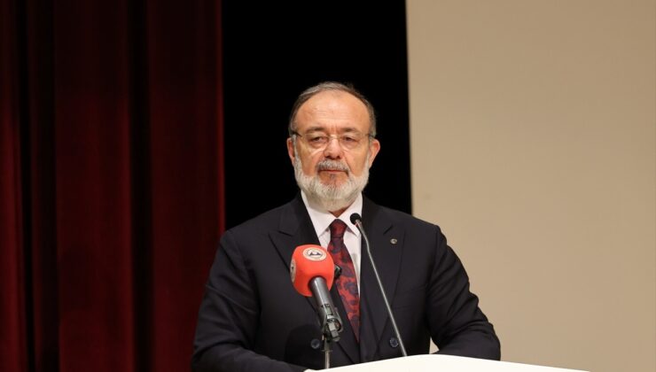 Mehmet Görmez, ERÜ İlahiyat Fakültesi konferansında öğrencilerle buluştu