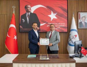 Menteşe’de başarılı okul müdürleri ve personele başarı belgeleri verildi