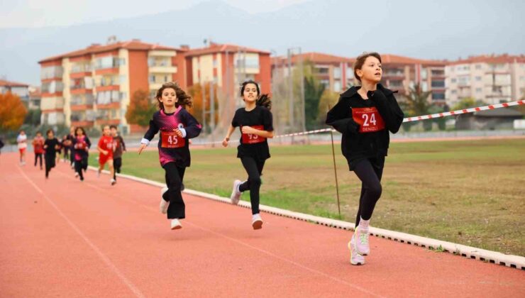 Merkezefendi’de düzenlenen Cumhuriyet Koşusu, Albayrak Atletizm Sahası’nda yapıldı