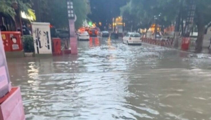 Mersin’de akşam 1 saat süren sağanak su taşkınına yol açtı, trafik aksadı.
