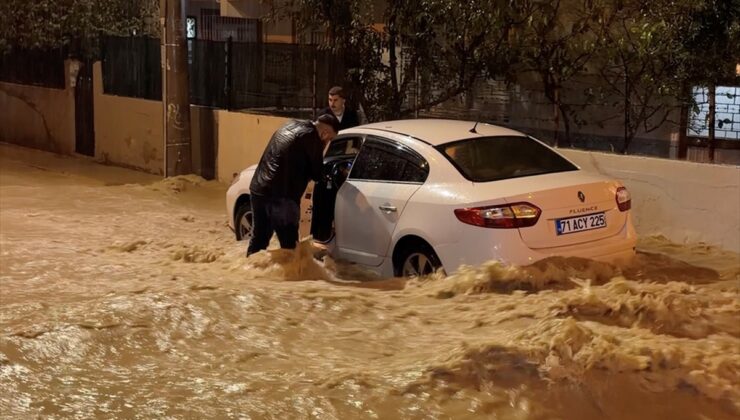 Mersin’de sağanak nedeniyle Akdeniz’de ev ve iş yerlerinin girişlerini su bastı