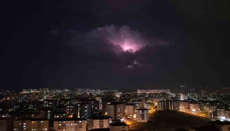 Meteorolojinin sağanak uyarısı verdiği Elazığ’da bulutların içinde şimşekler çaktı