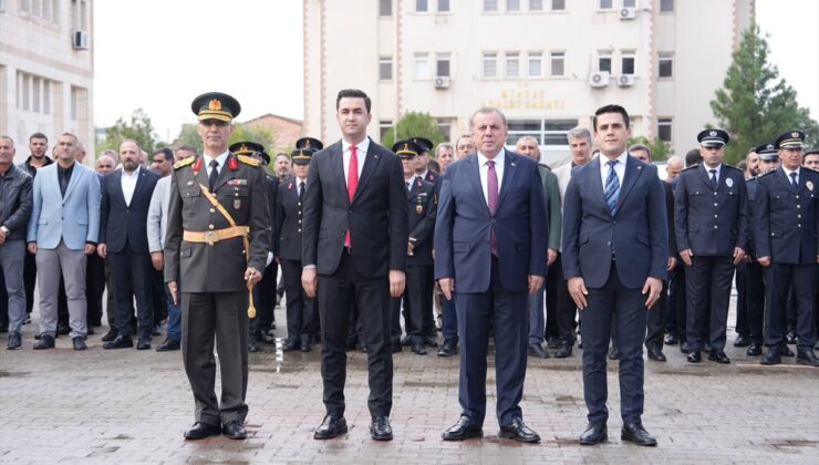 Midyat Kaymakamlığı bahçesindeki 29 Ekim törenine protokol ve öğrenciler katıldı