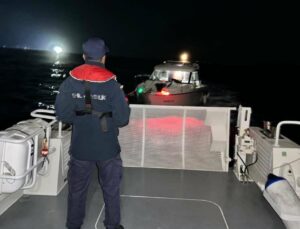 Motor arızası yaşayan teknedeki 3 kişi Didim’de Sahil Güvenlik ekiplerince kurtarıldı