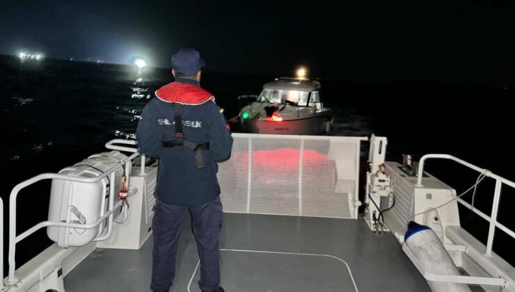 Motor arızası yaşayan teknedeki 3 kişi Didim’de Sahil Güvenlik ekiplerince kurtarıldı