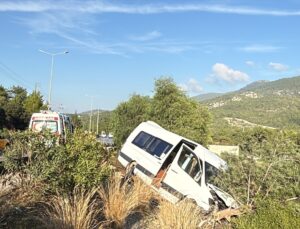 Muğla Bodrum’da makas atan otomobil minibüsle çarpıştı, 2 kişi yaralandı