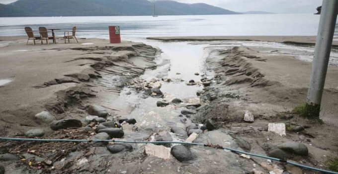 Muğla Dalaman’da yağmur suları Akkaya Sahili’nde 250 metrelik kumu denize sürükledi