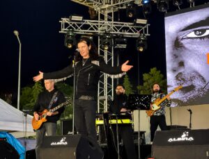 Murat Kekilli Niğde’de sahne aldı! Sevilen şarkılarını hayranlarıyla söyledi